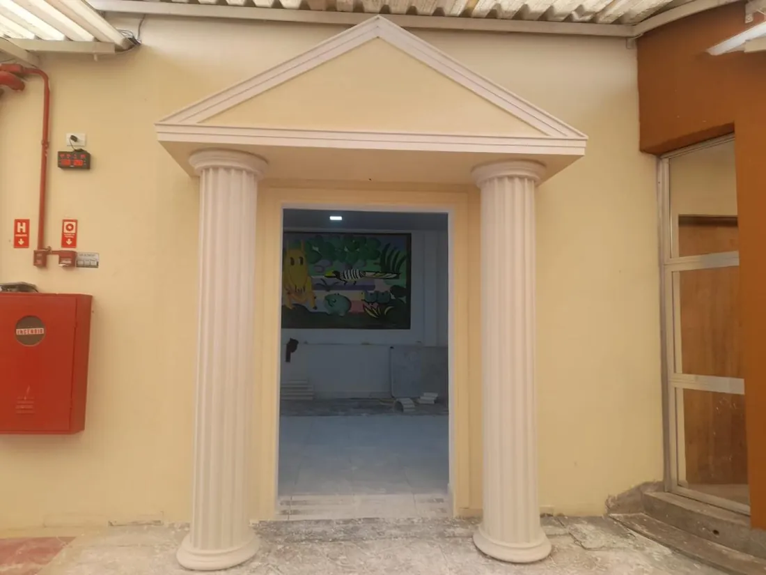 Fachada com pórtico clássico em gesso