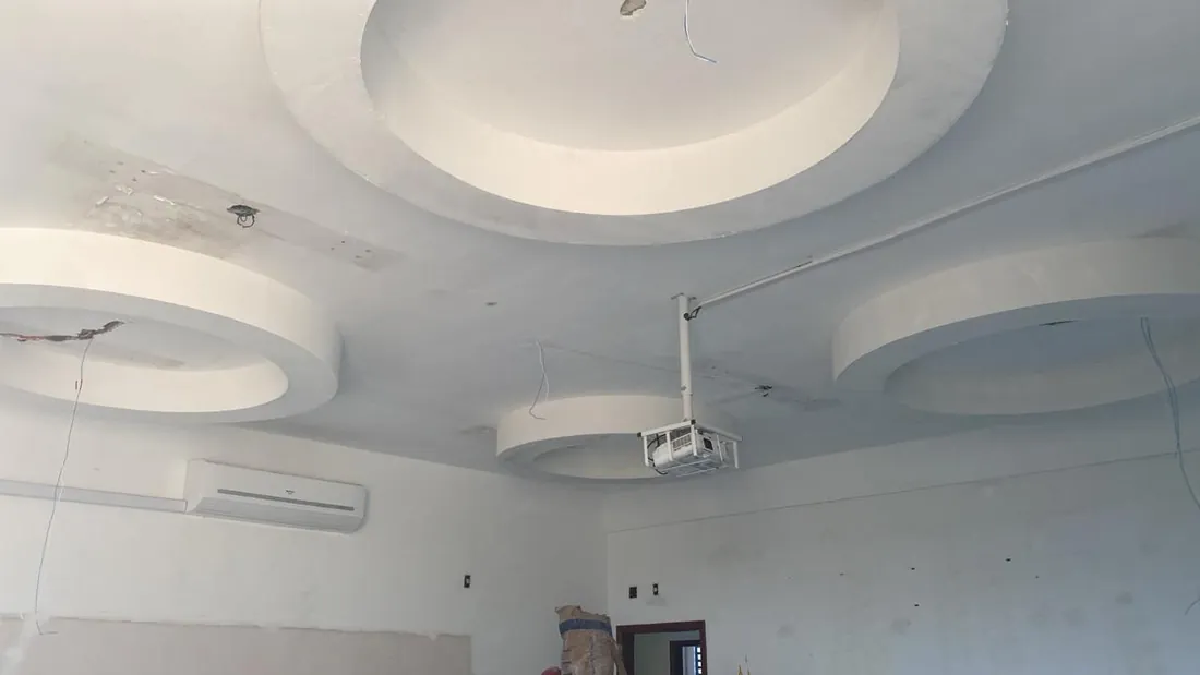 Sanca de gesso circular com iluminação embutida