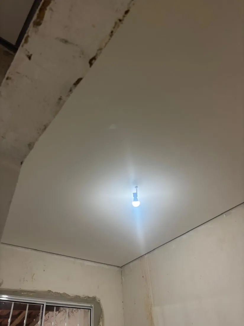 Teto inclinado com acabamento em gesso