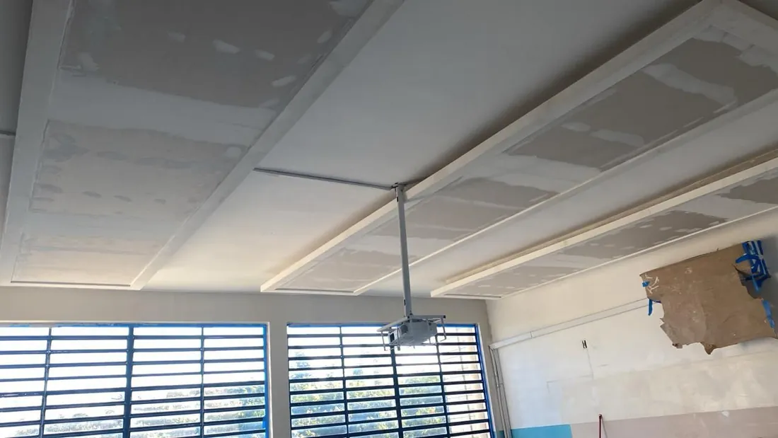 Teto de gesso com acabamento junto à janela
